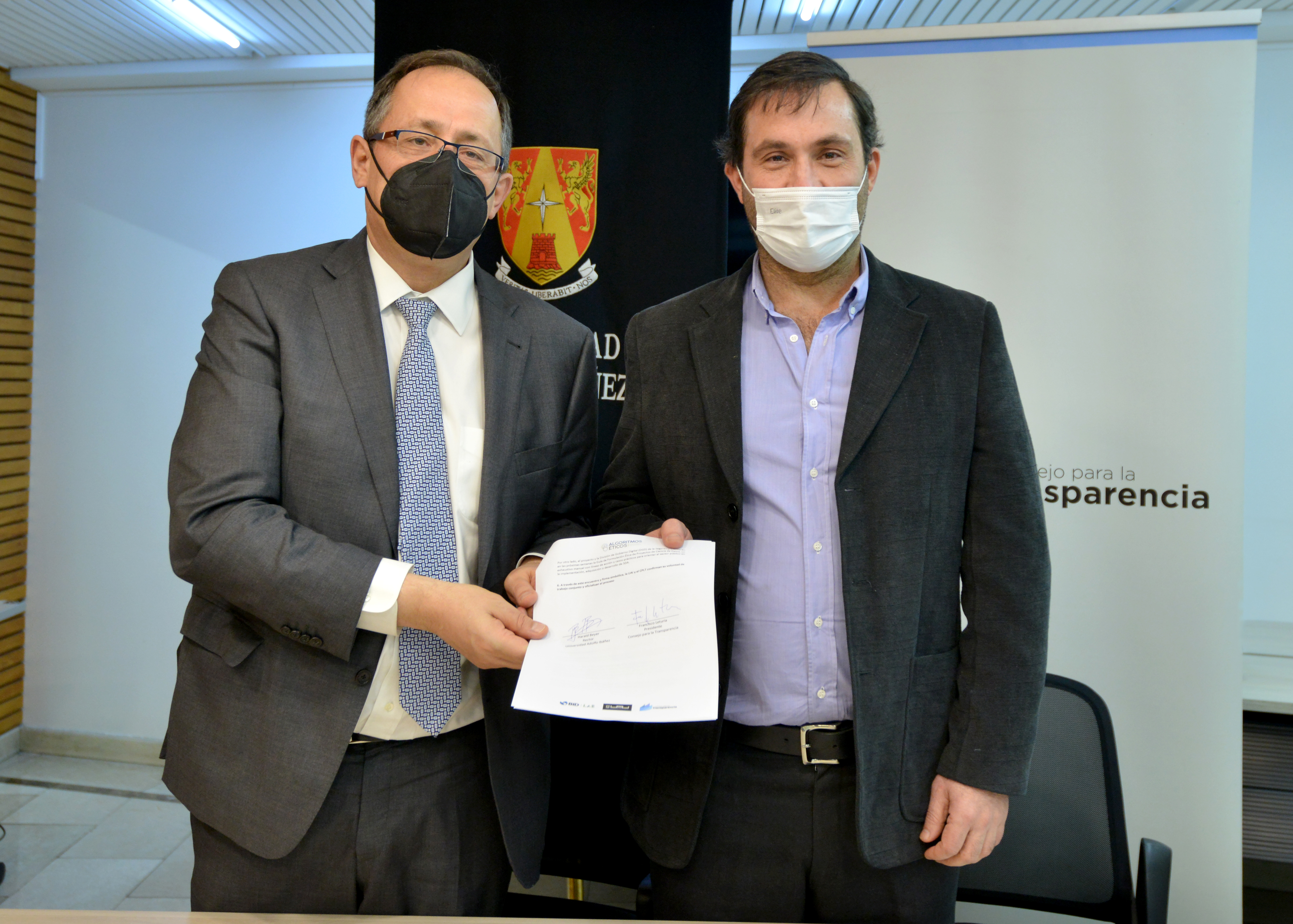 Francisco Leturia y Harald Beyer en firma de convenio