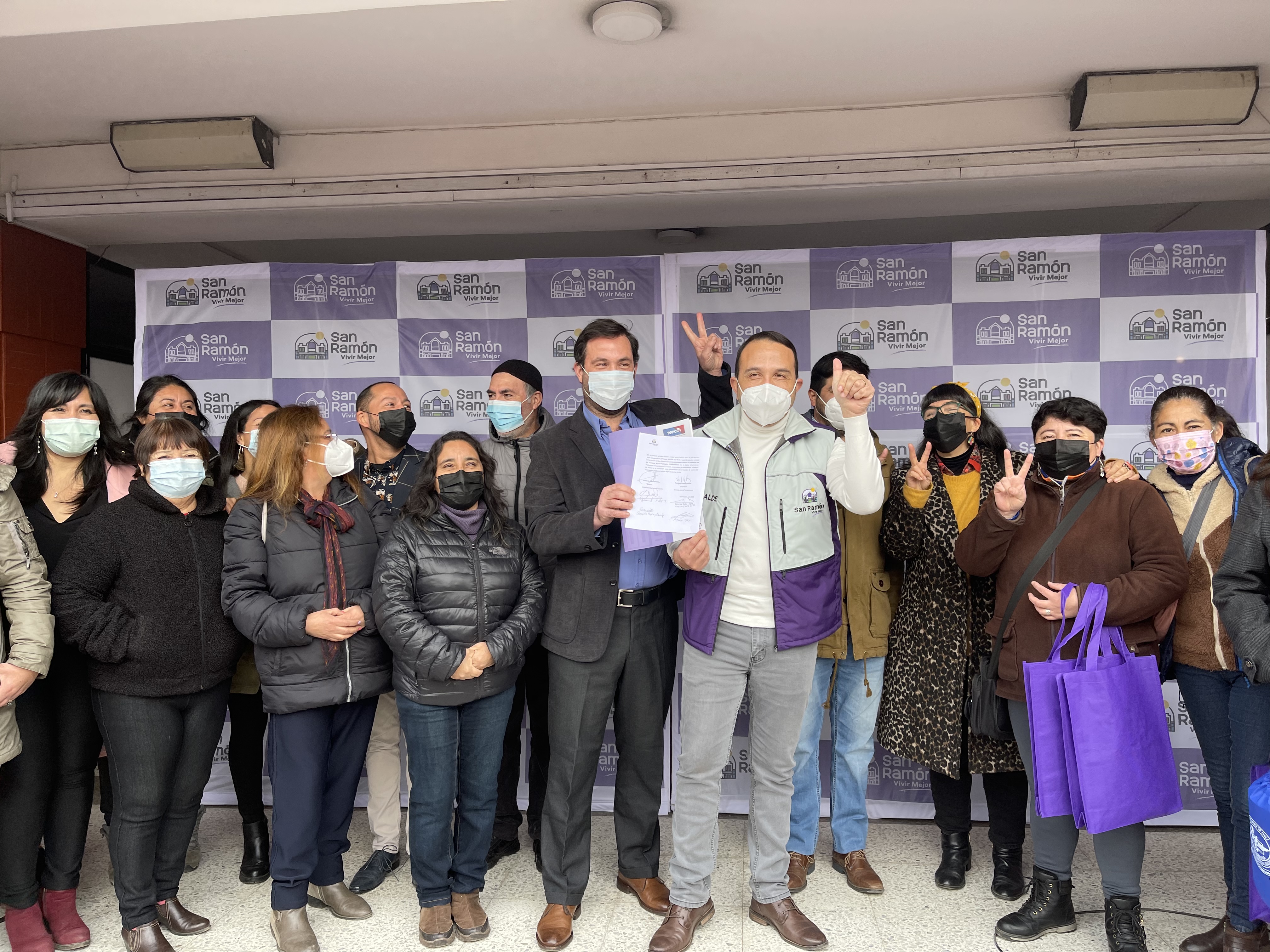 Francisco Leturia junto al alcalde Gustavo Toro en promoción del día de la transparencia