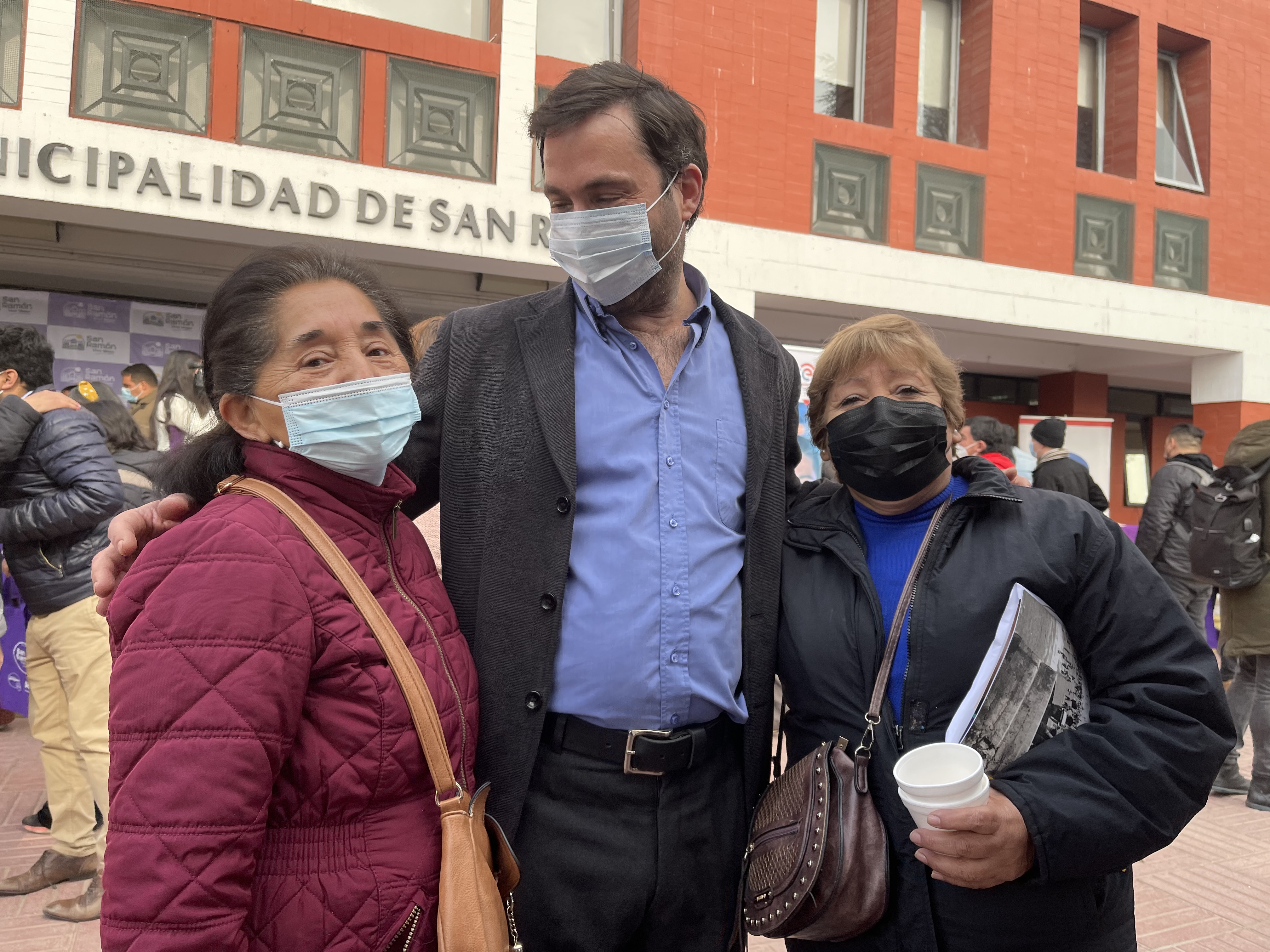 Presidente del Consejo para la Transparencia, Francisco Leturia, junto a vecinas de San Ramón